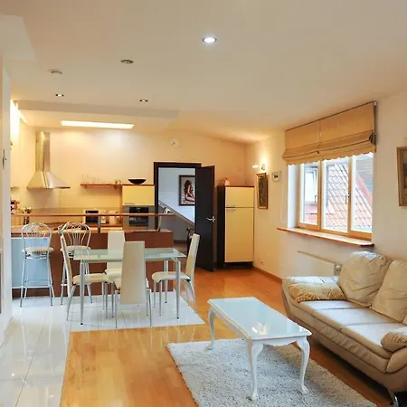 2 Private Floor 3bdr 1 Sofa Bed 8 Guests *