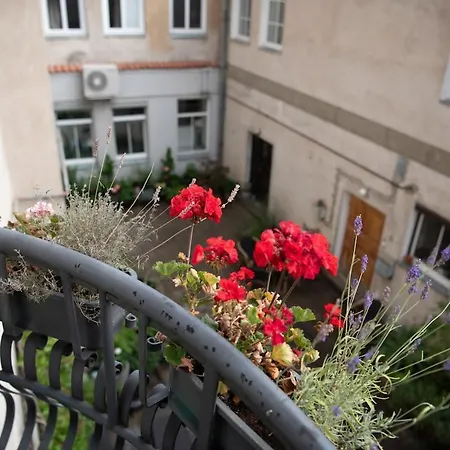2 Private Floor 3bdr 1 Sofa Bed 8 Guests *