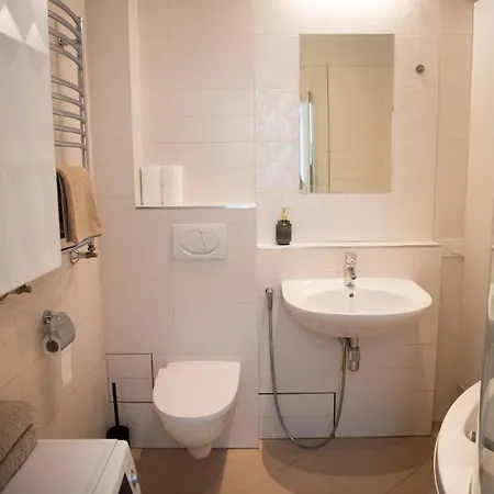 2 Private Floor 3bdr 1 Sofa Bed 8 Guests